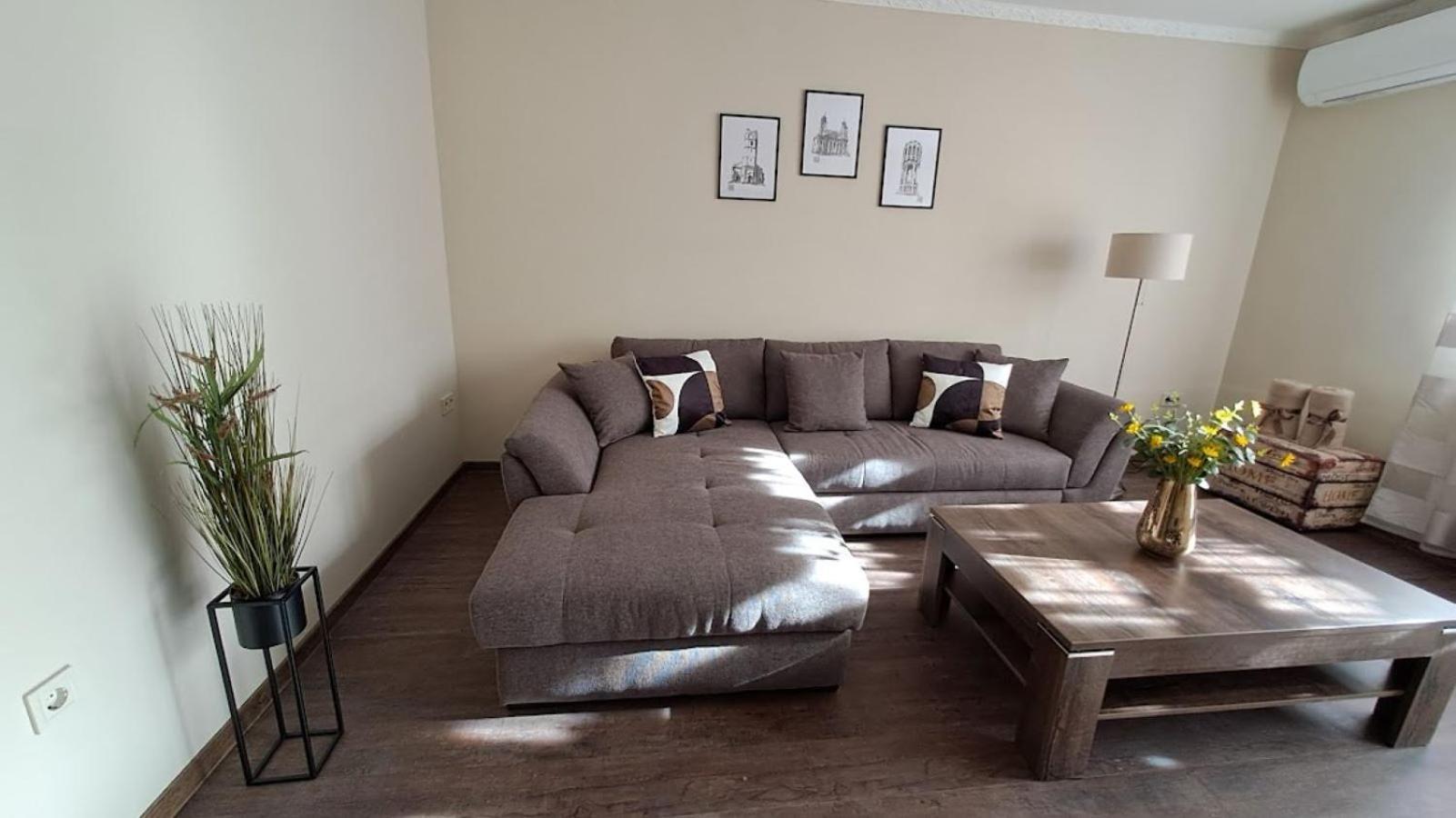 Szilfak City Apartman Hajdúszoboszló Exteriör bild
